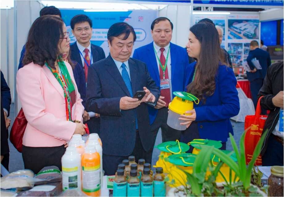 Nghiên cứu khoa học và phát triển các sản phẩm khoa học công nghệ giúp nông nghiệp thích ứng với các cú sốc và căng thẳng - Bộ trưởng Bộ Nông nghiệp và Phát triển nông thôn Lê Minh Hoan đến thăm gian trưng bày các sản phẩm khoa học của Học viện Nông nghiệp Việt Nam